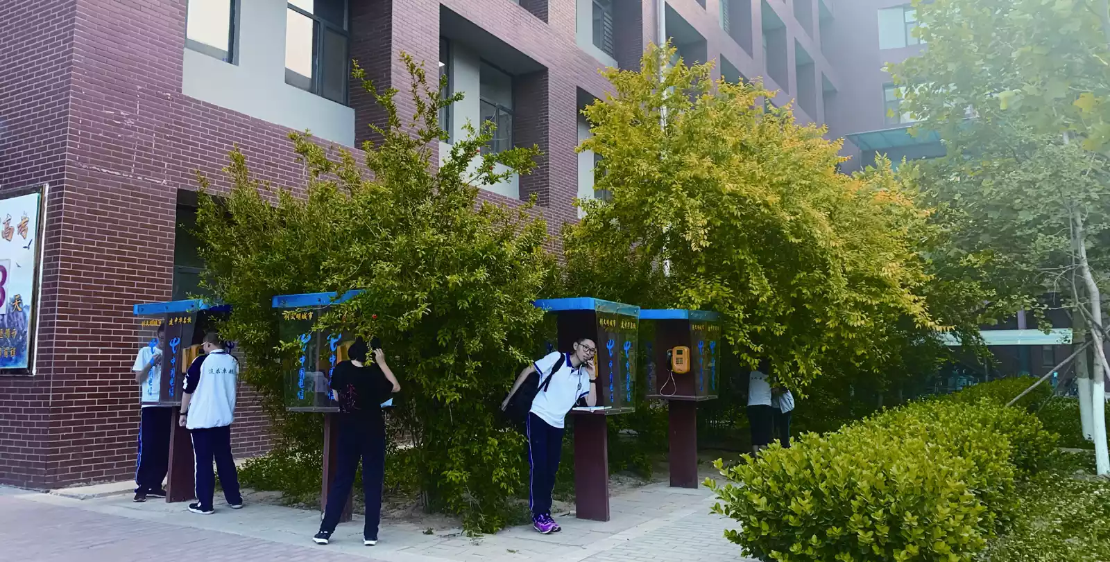 2019年5月25日,由于衡水中学不允许学生使用手机,一些学生正在使用电话亭