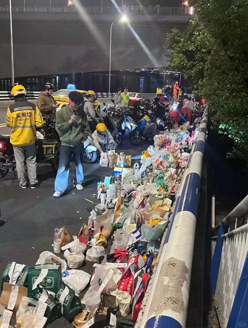 大量网友知晓此事后点外卖送至事发地(重庆长江大桥),祭奠“胖猫”。(图源:互联网)