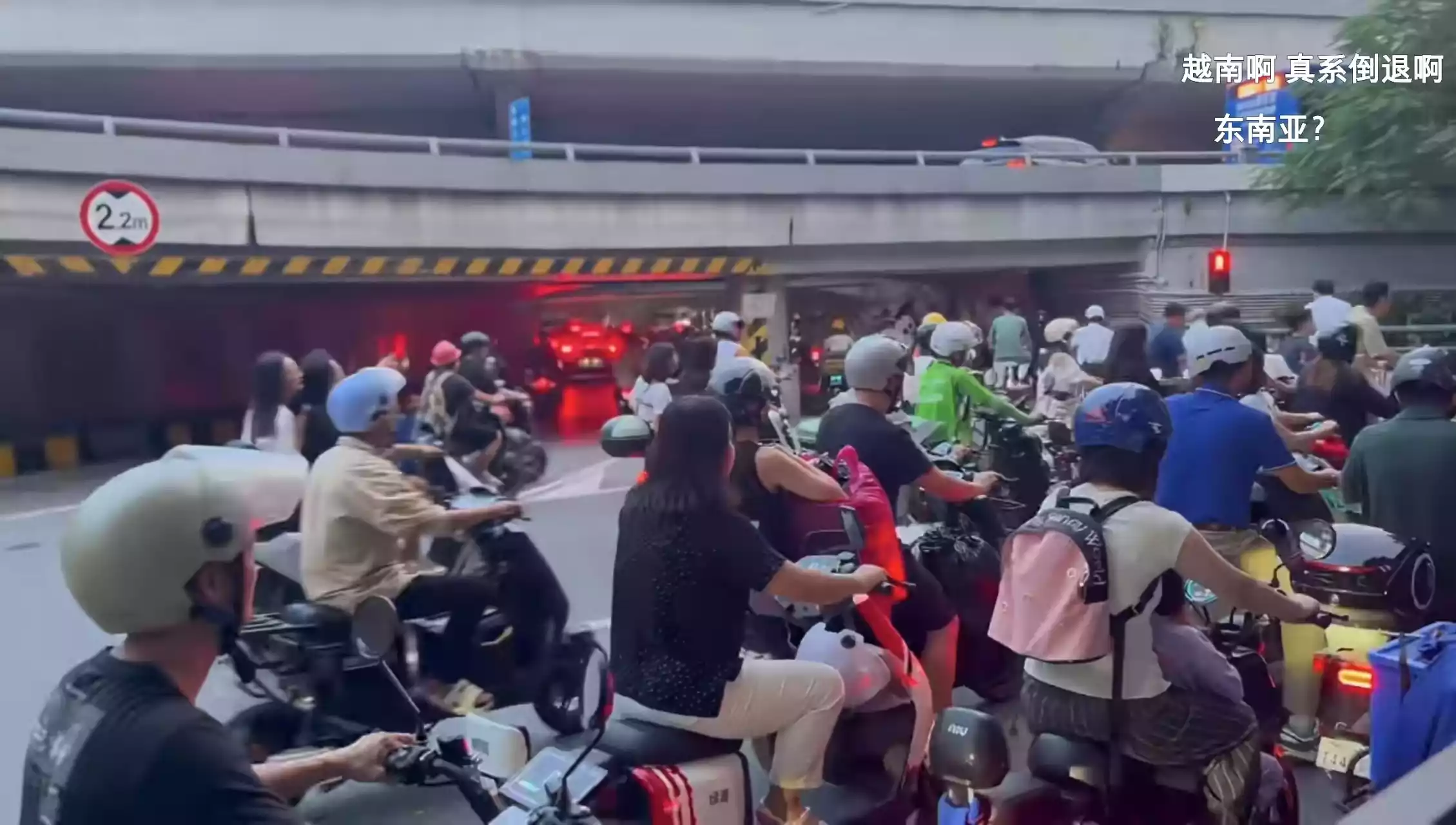 广州路面交通环境恶劣,广州政府部门难辞其咎。(图源:蓉兔兔🐰@小红书)