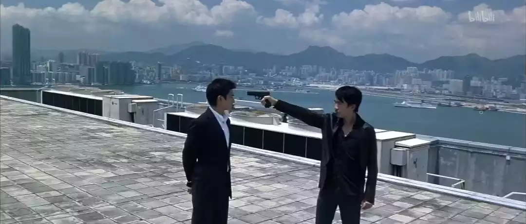 “对唔住,我系差人!”“边个知?”(图源:《无间道》剧照)