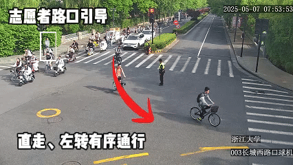 他山之石:浙江大学设立非机动车红绿灯,并安排志愿者引导,校内电动车井然有序。(图源:浙江大学医学院团委@公众号)