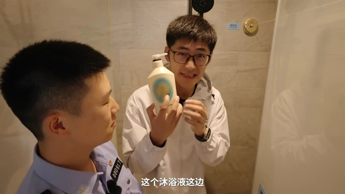 偷拍设备往往很隐蔽,很难被察觉。(图源:影视飓风、阿特警官@B站《60%都找不到?偷拍你的针孔摄像头都藏在哪》)