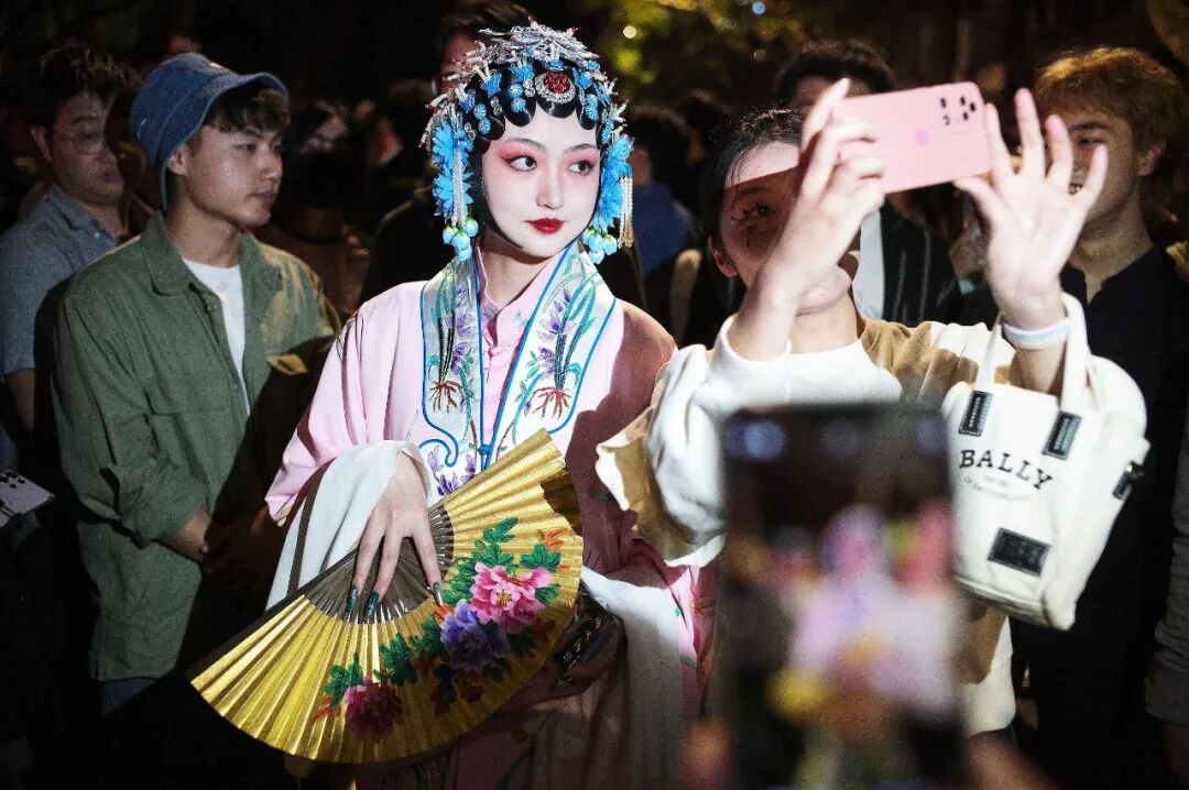 上海万圣节cos现场,也多现特色本土元素。(图源:浙江宣传、视觉中国)